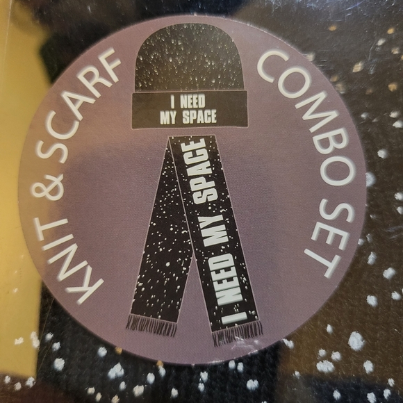 "I Need my Space" touque and scarf set - Picture 2 of 3
